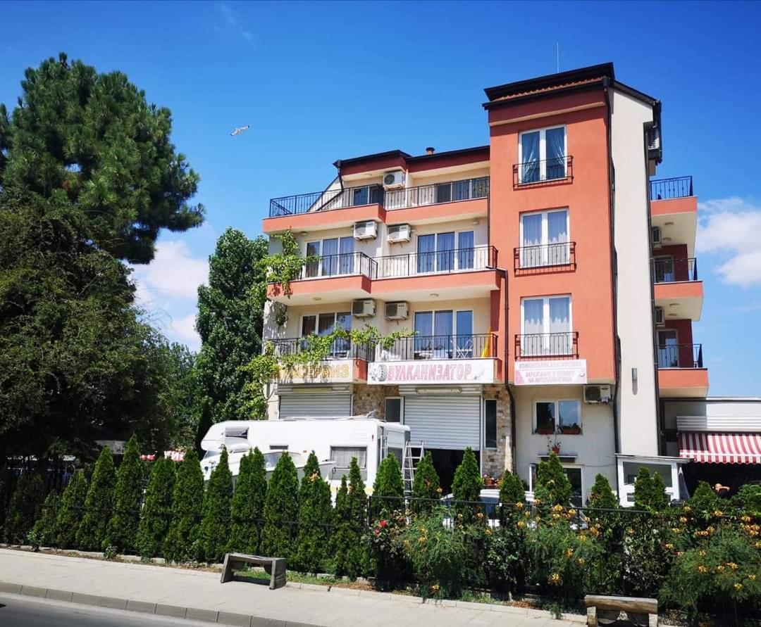 Respekt Guest House Slăntjev Brjag Exteriör bild