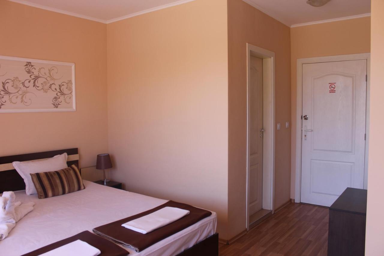 Respekt Guest House Slăntjev Brjag Exteriör bild