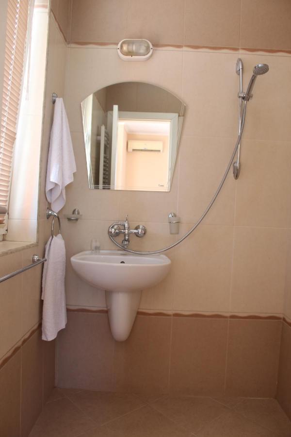Respekt Guest House Slăntjev Brjag Exteriör bild