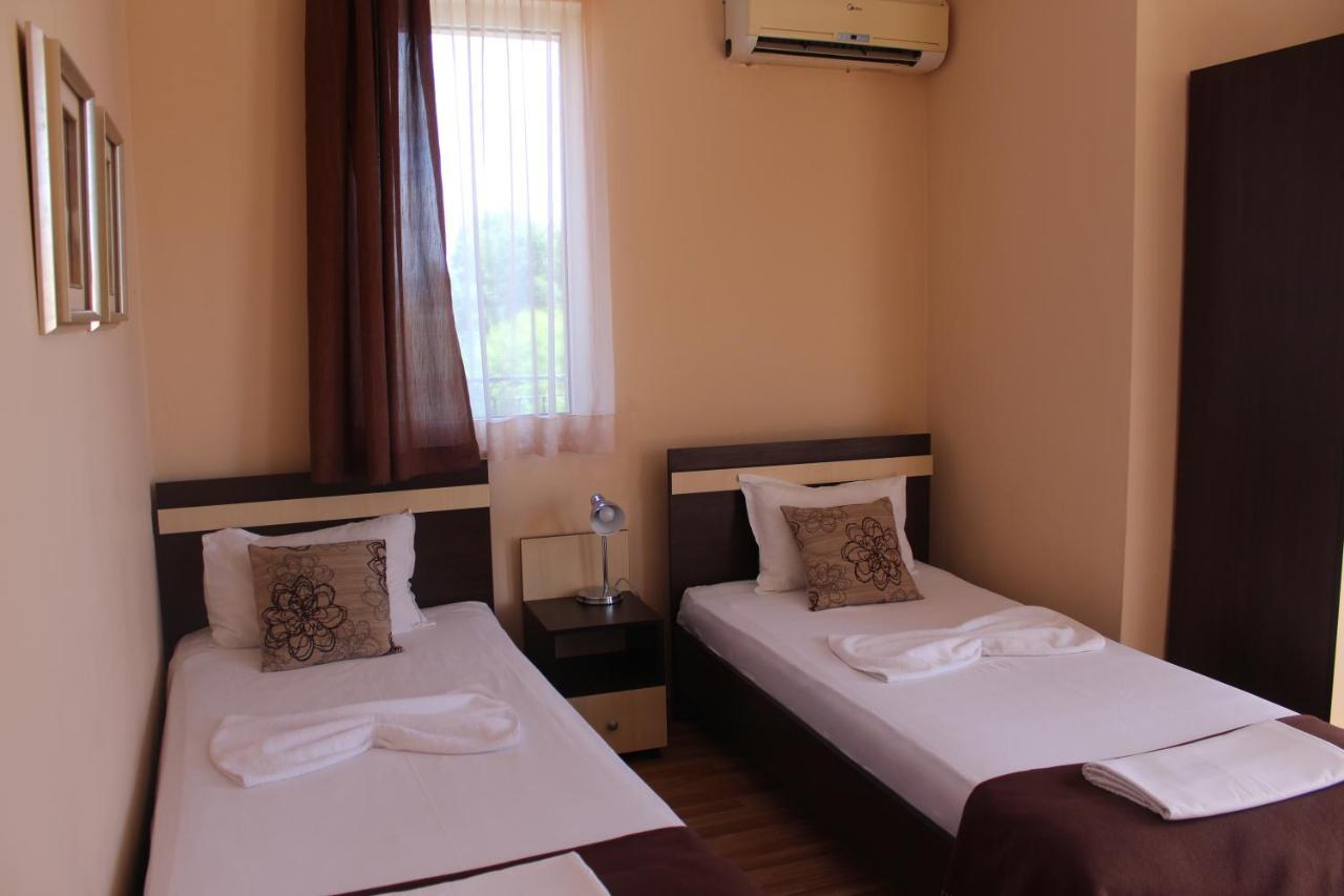 Respekt Guest House Slăntjev Brjag Exteriör bild