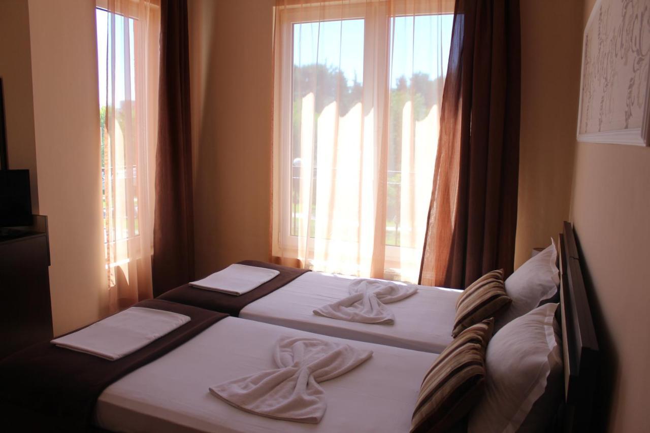 Respekt Guest House Slăntjev Brjag Exteriör bild