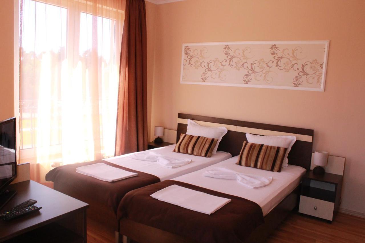 Respekt Guest House Slăntjev Brjag Exteriör bild